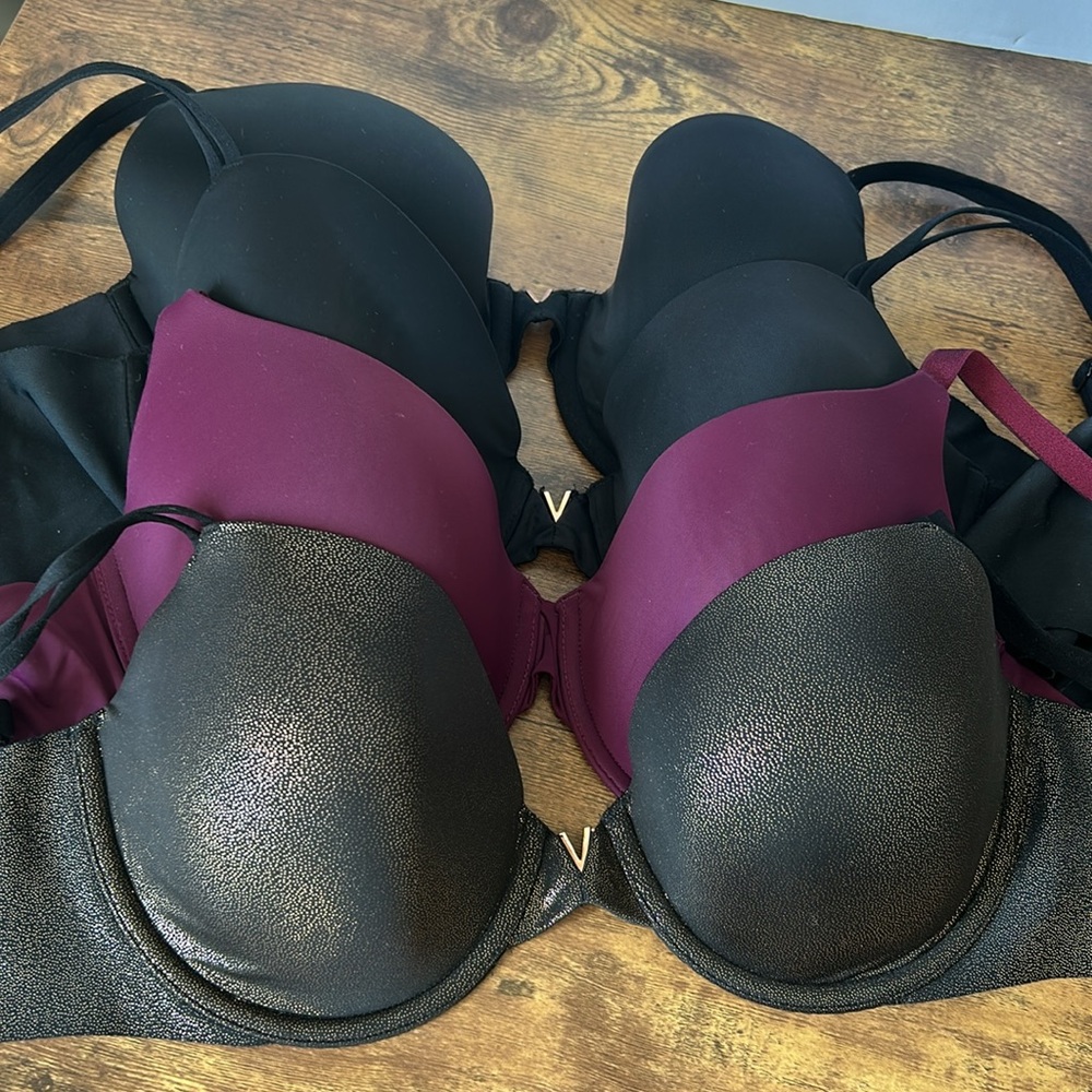 (4) EUC Victoria Secret lightly lined 32DD bras